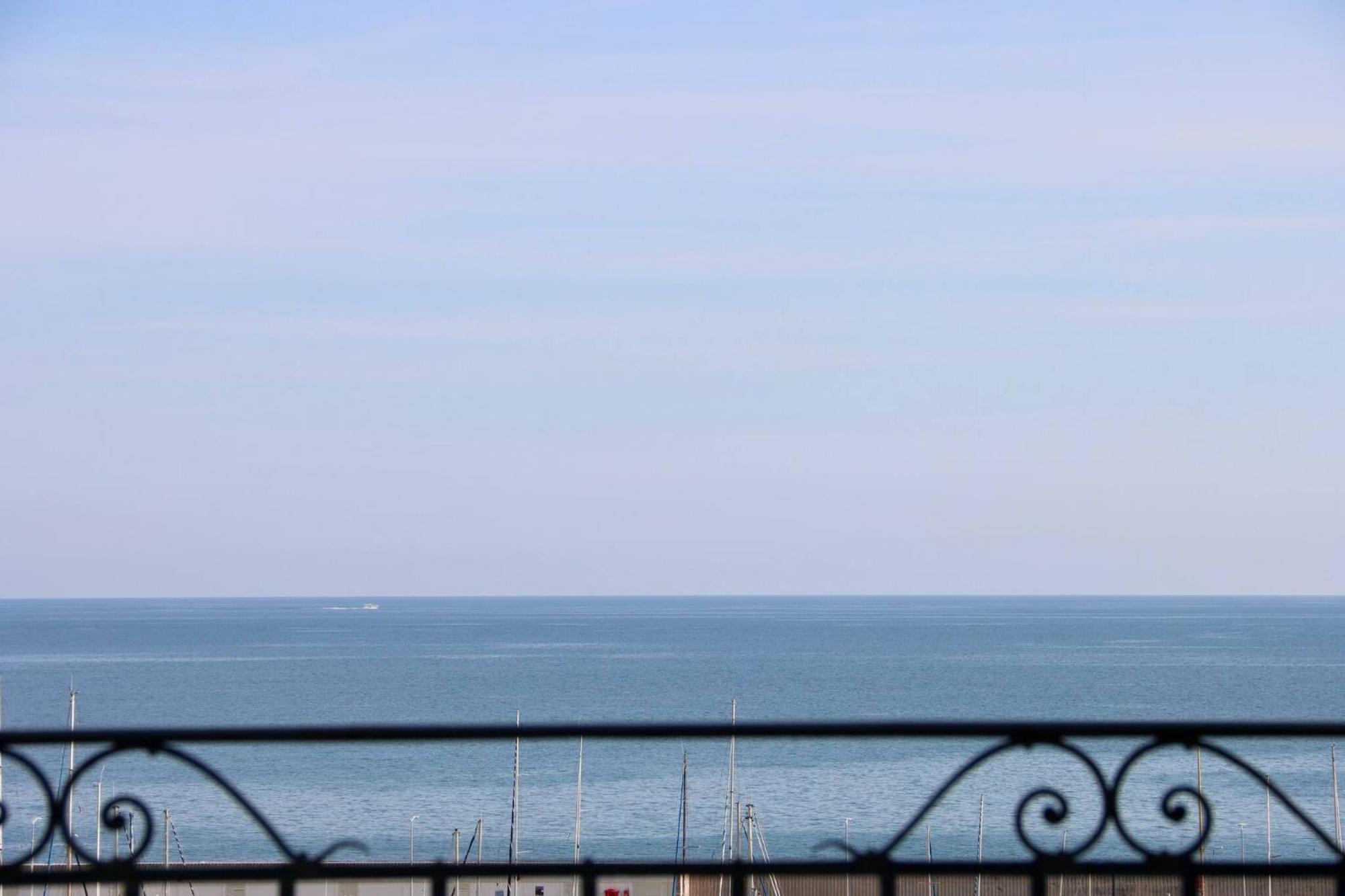 "Le Grand Hotel" Prestigieux Et Unique, Vue Mer ม็องตง ภายนอก รูปภาพ